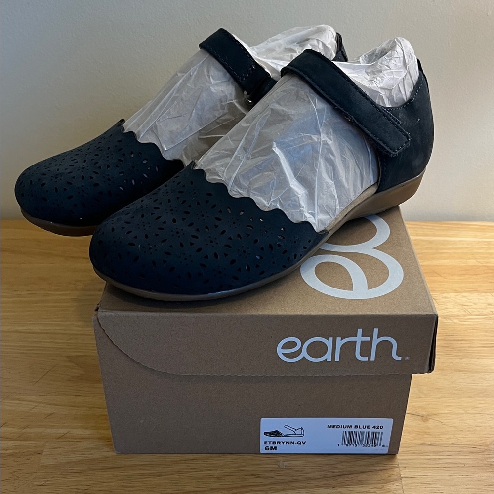 🆕 Earth Leather Perforated Mary Jane Flats model Brynn, medium blue, size 6